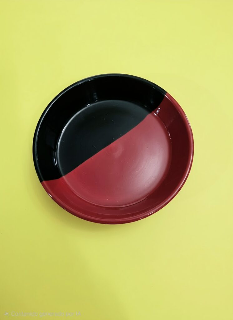 Plato decorativo artesanal en tonos rojo y negro